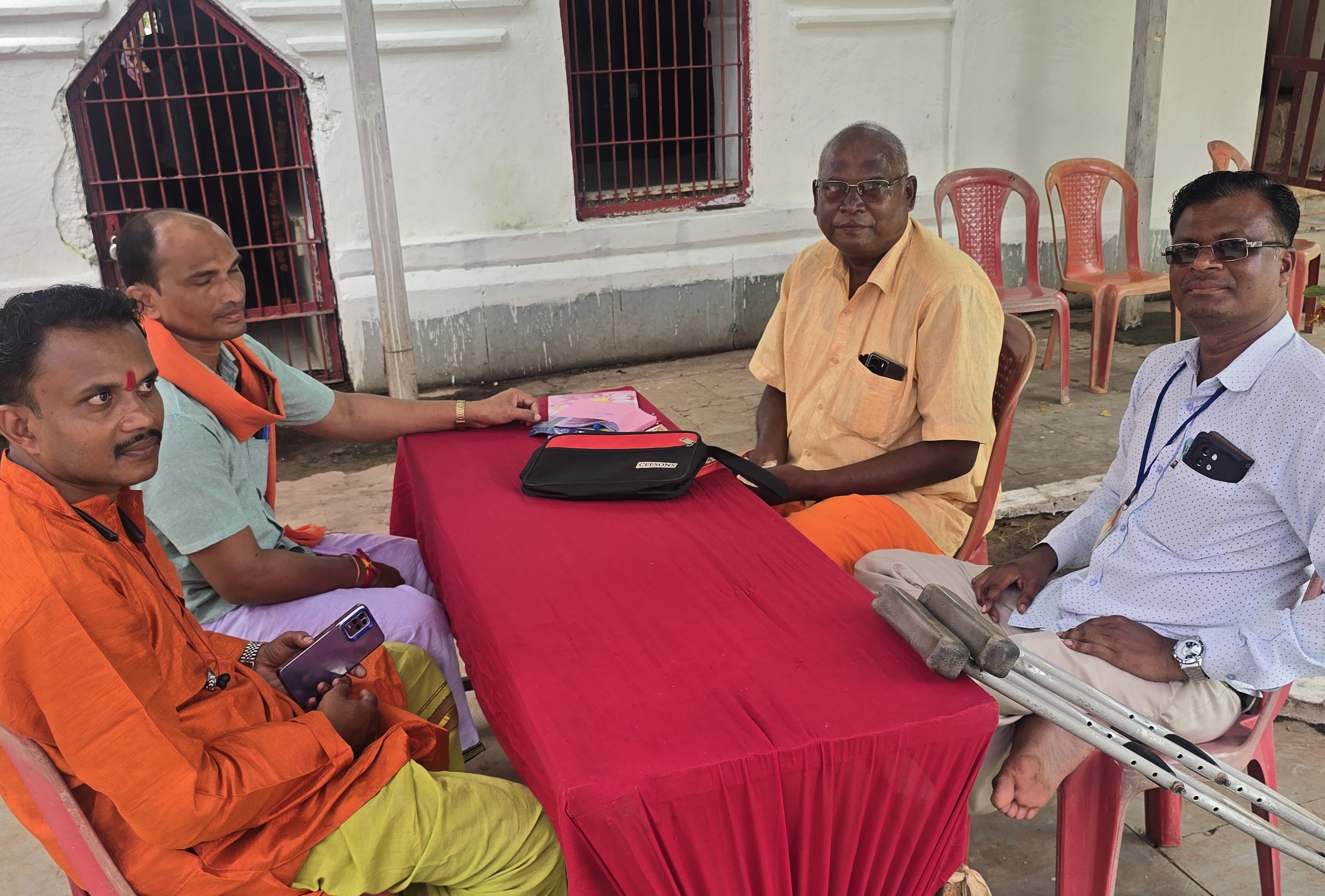 मंदिर के ठीक बगल में पुराने ज्योति कलश भवन के सामने स्टॉल लगा है।