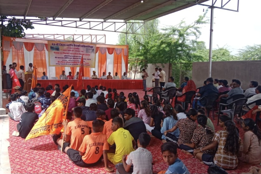 नाडोल में तैराकी प्रतियोगिता के शुभारंभ के मौके पर मौजूद तैराक और ग्रामीण।