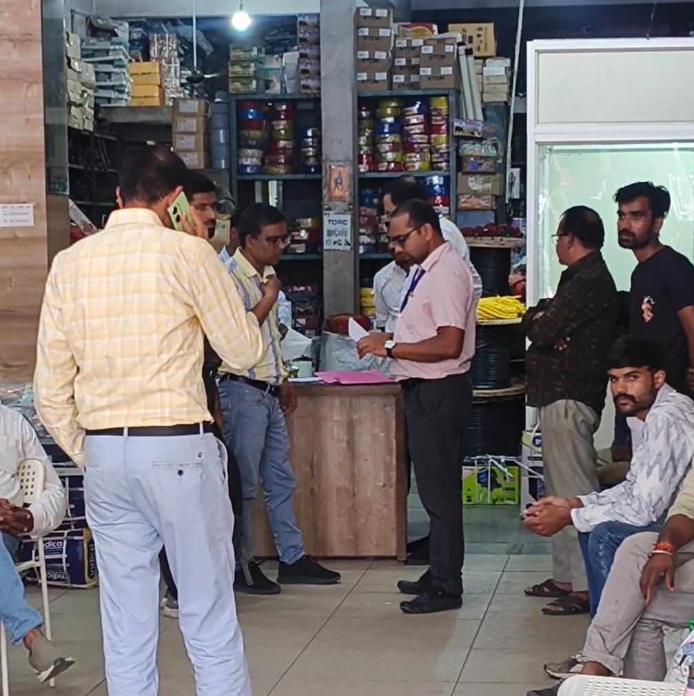 प्रकाश ट्रेडर्स पर अधिकारी जांच करते हुए।