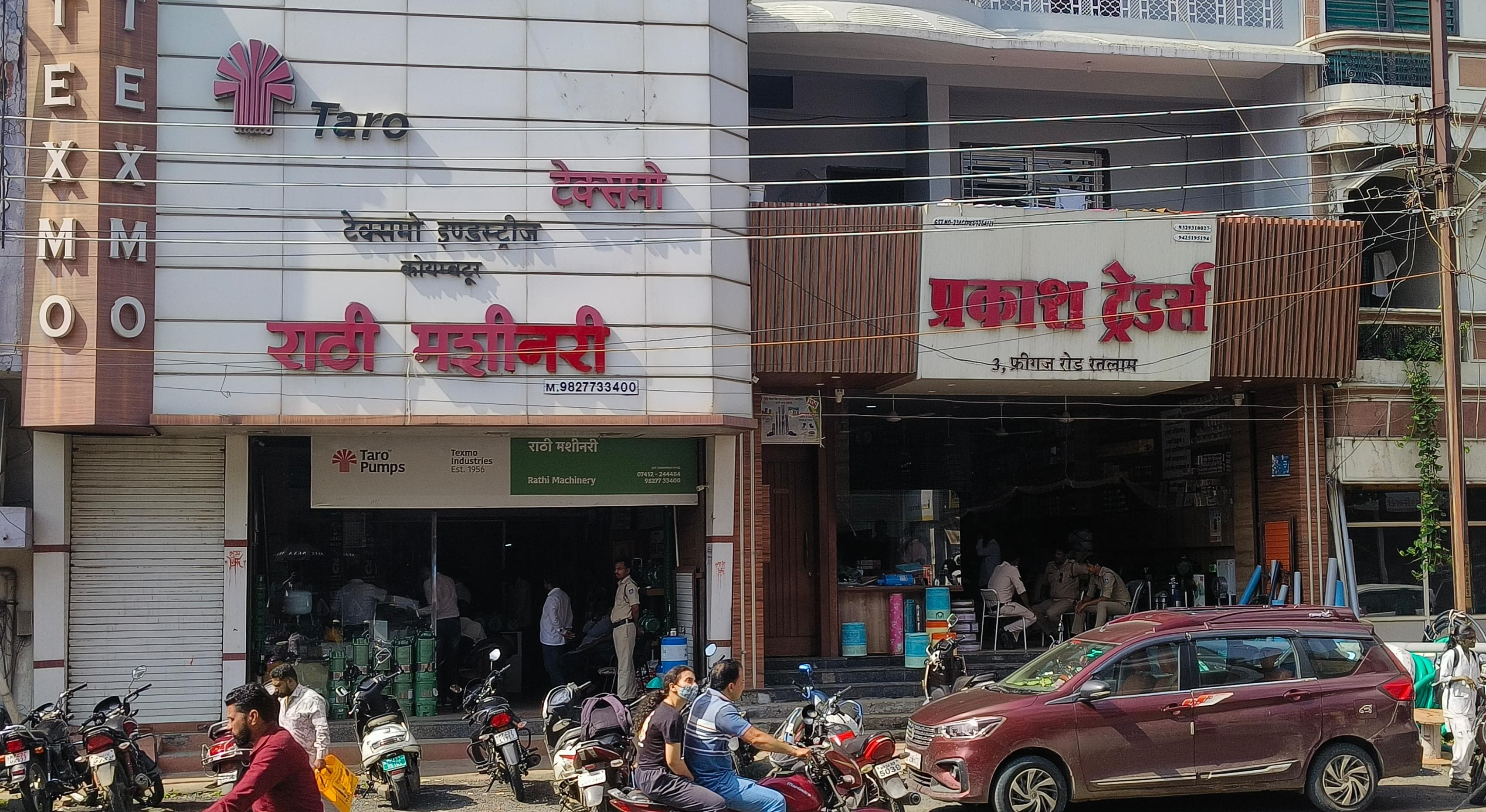 फ्रिंगज क्षेत्र की इन दोनों दुकानों पर जीएसटी की रेड डाली गई।
