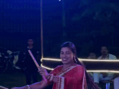 देर रात तक महिलाओं ने भी दिखाया उत्साह।