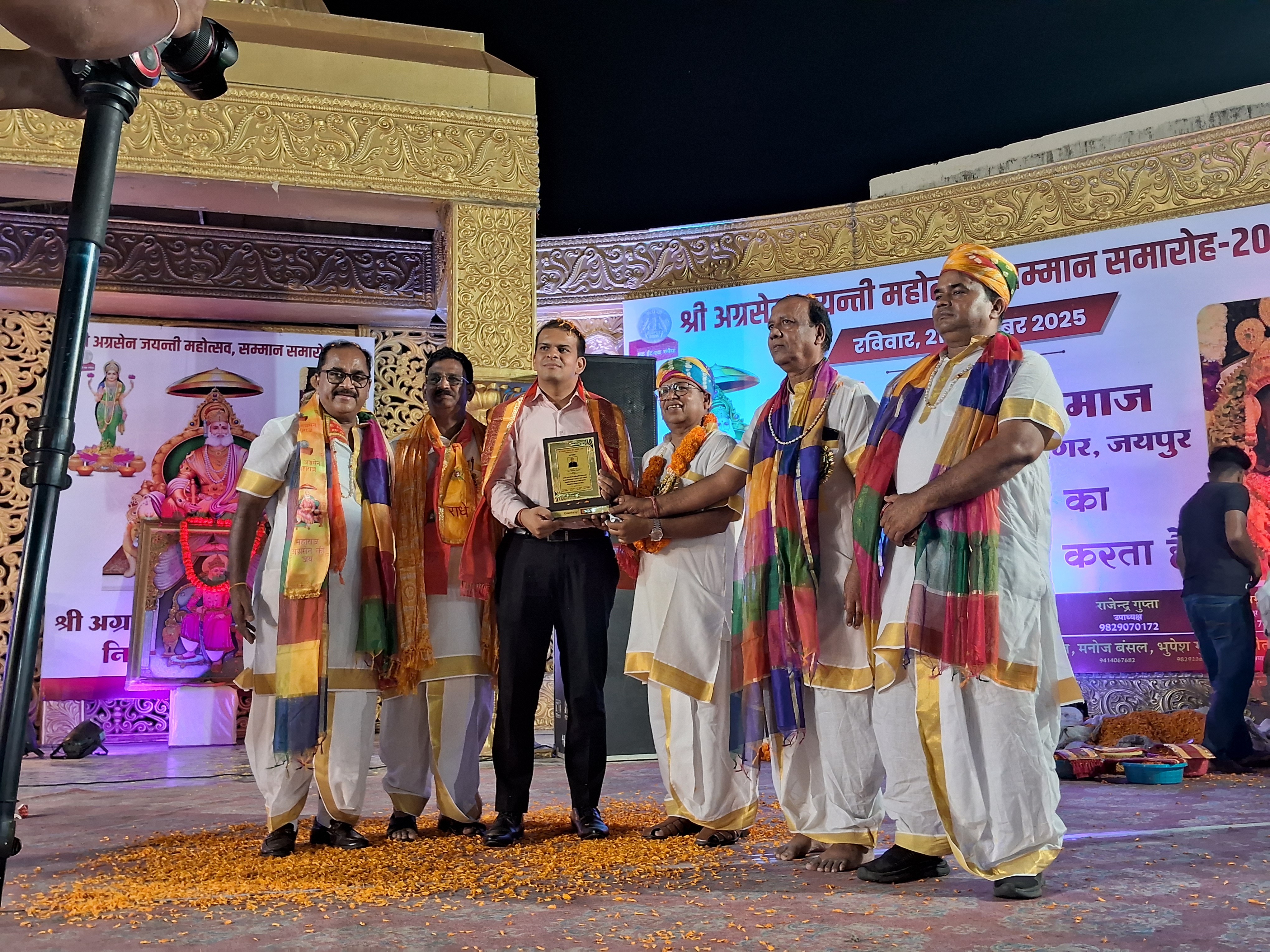 समाज के डॉक्टर्स, वरिष्ठ नागरिकों और मेधावी छात्रों को सम्मानित किया गया।