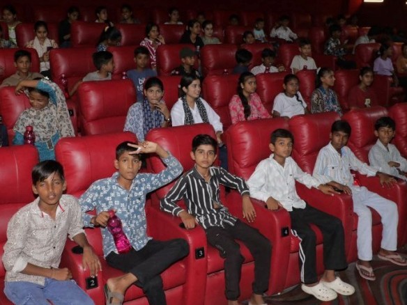 पाली के थियेटर में कच्ची बस्ती के बच्चों के साथ फिल्म देख रोटरी क्लब के सहायक प्रांतपाल ने मनाया जन्मदिन। - Dainik Bhaskar