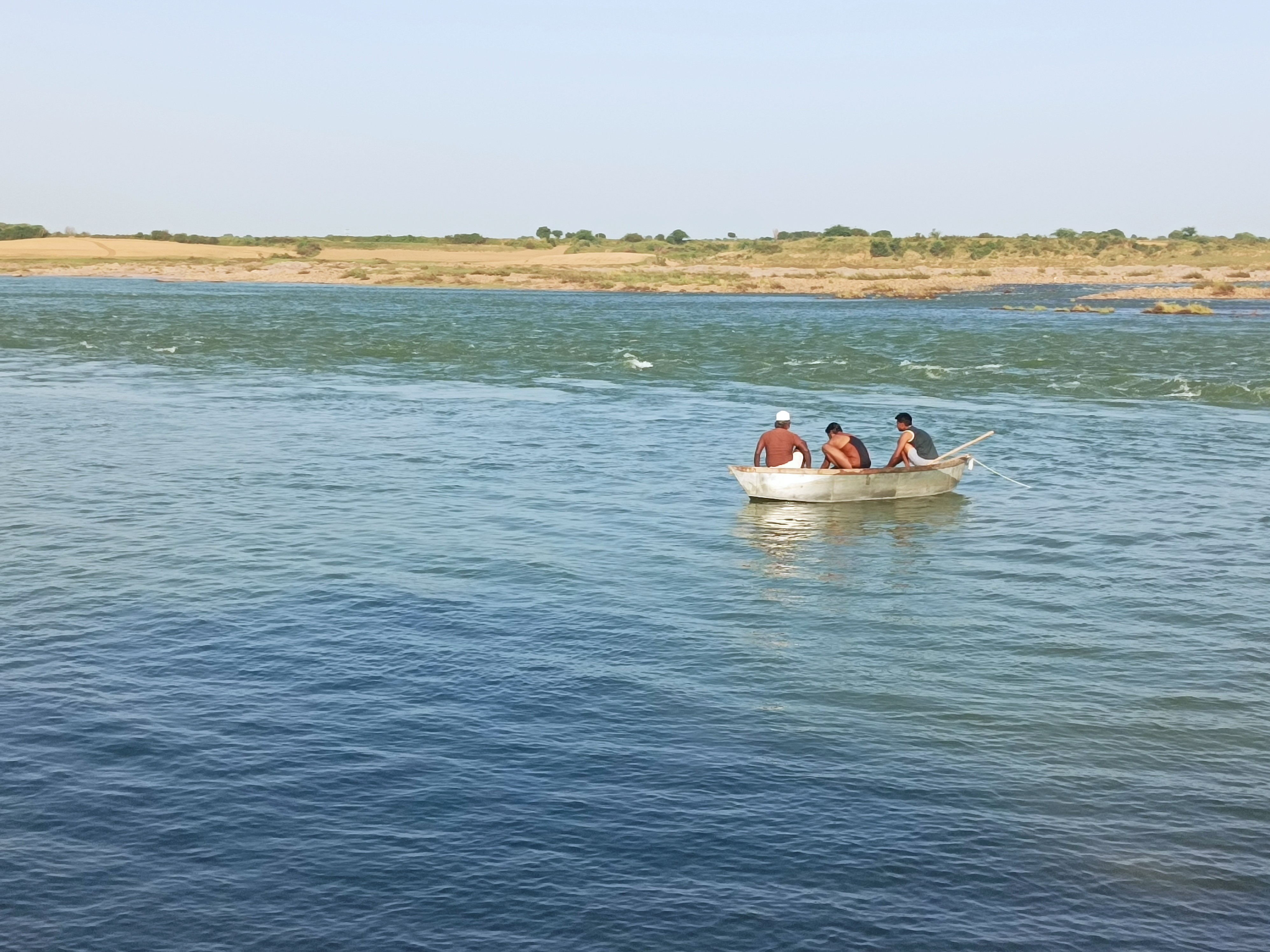 हादसे के बाद स्थानीय स्तर पर प्रयास कर एक युवक आयुष के शव को बाहर निकाल लिया गया था