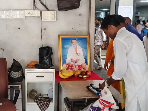 आसाराम की फोटो रखकर पूजा करता अस्पताल का स्टाफ।