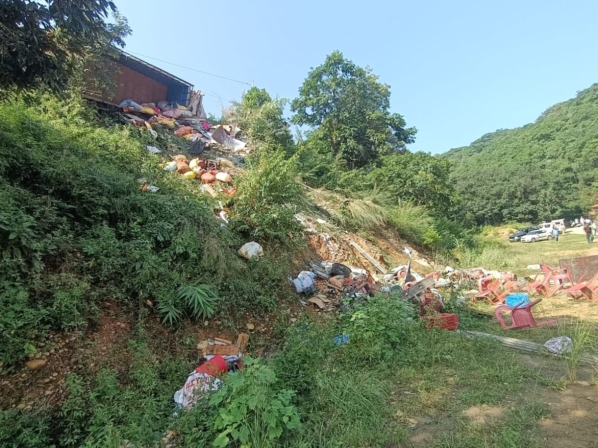 हादसे के बाद बिखरा पड़ा ट्रक में भरा सामान।