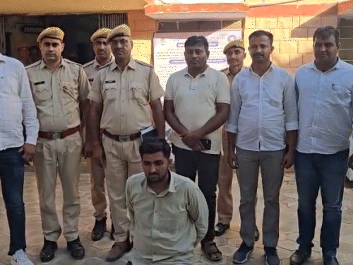 गिरफ्तार आरोपी मांगीलाल है। पुलिस इससे पूछताछ में अब तक अनसुलझे सवालों के जवाब जानने की कोशिश करेगी।