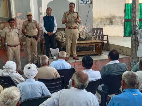 ग्रामीणों को समझाते एसपी अमित यशवर्धन।