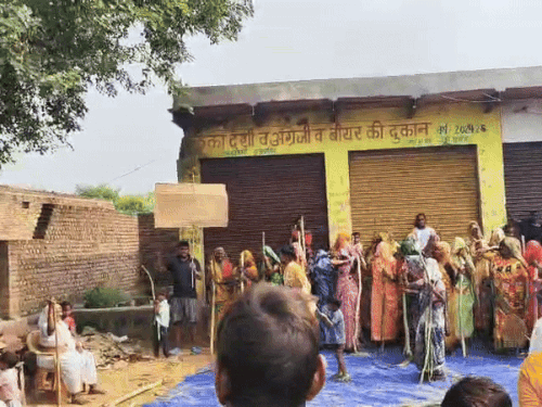धौलपुर के कमालपुरा गांव में शराब के ठेके को हटाने के लिए महिलाओं ने विरोध किया। एक आचार्य ने विरोध प्रदर्शन में शिरकत की। बच्चे-महिलाएं डंडे थामे दिखे।
