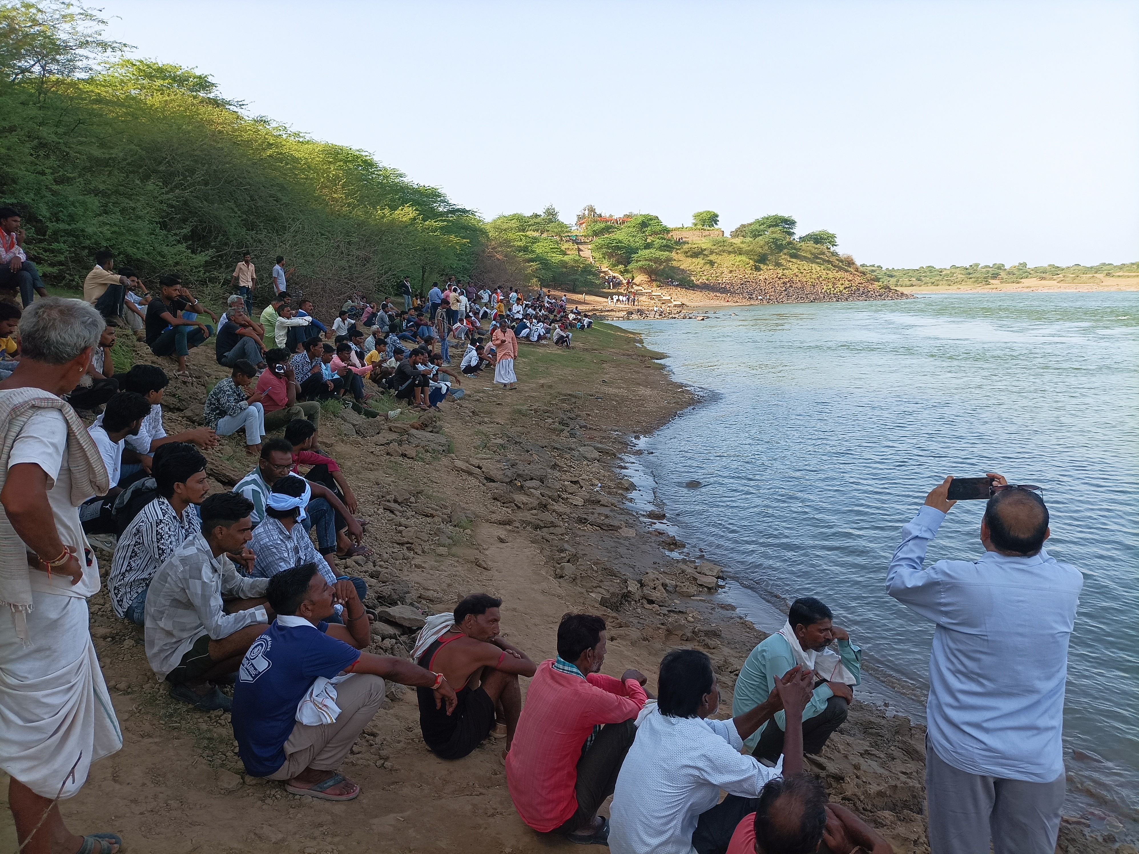 घटना की सूचना के बाद बड़ी संख्या में लोग मौके पर पहुंच गए।