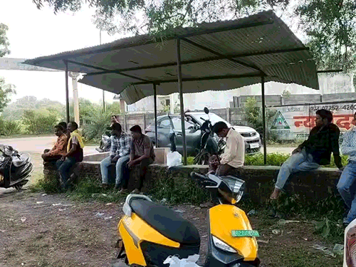 पूनम रजक की आत्महत्या के बाद परिजनों ने थाने में शिकायत की। परिजन थाने पहुंचे थे।