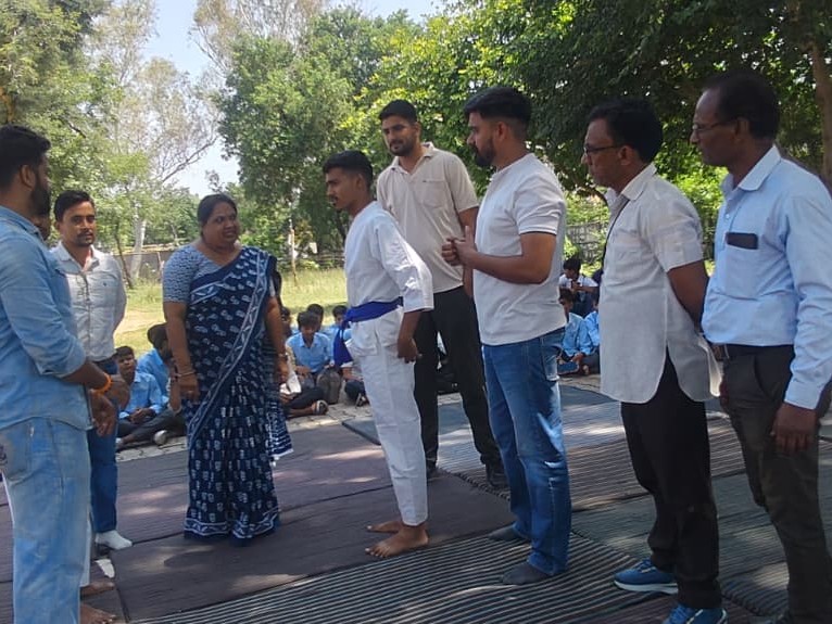 प्रधानाचार्य गायत्री शर्मा ने खिलाड़ियों से परिचय के साथ प्रतियोगिता की शुरुआत की।