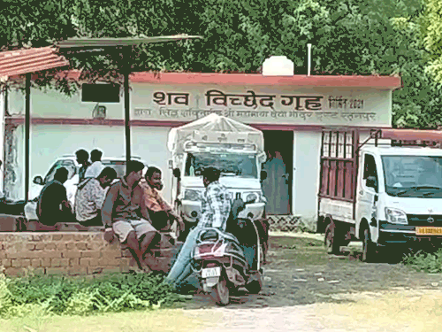 9वीं की छात्रा ने आत्महत्या कर ली। लाश को पोस्टमॉर्टम के लिए मॉर्च्युरी लाया गया।