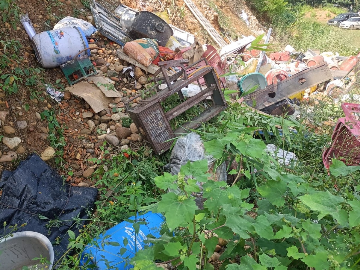 पंजाब के श्रद्धालु लंगर के लिए चामुंडा जा रहे थे। इसमें सामान भरा था।