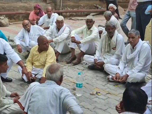 नागरिक अस्पताल के पोस्टमॉर्टम हाउस के बाहर मौजूद ग्रामीण।