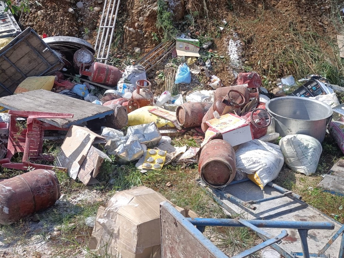 ट्रक में अन्य सामान के साथ गैस सिलेंडर भी थे। इनमें ब्लास्ट हो जाता तो हादसा बड़ा हो जाता।