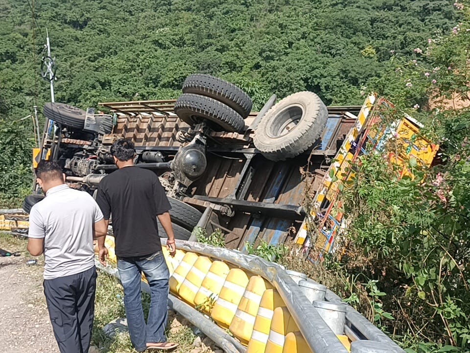 हिमाचल के देहरा में रोड साइड में पलटा पंजाब के श्रद्धालुओं का ट्रक।