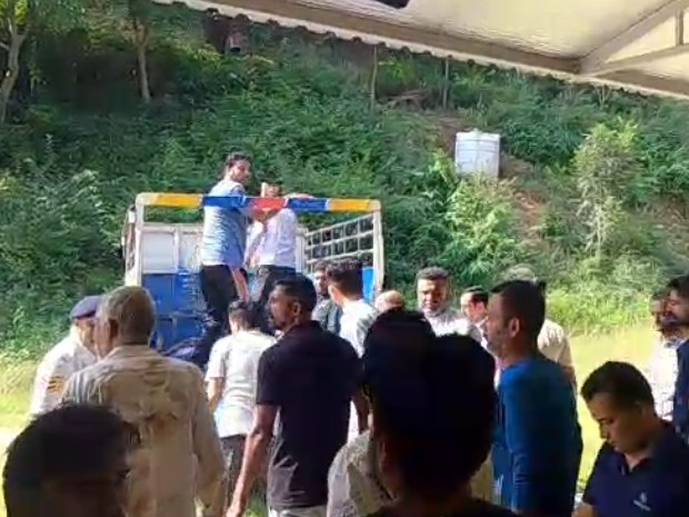 घायल श्रद्धालुओं को दूसरे वाहन में घटना स्थल से भेजा गया।