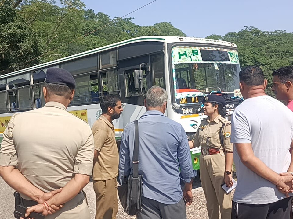 हिमाचल की इस बस से टकराने के बाद श्रद्धालुओं से भरा ट्रक पलट गया।