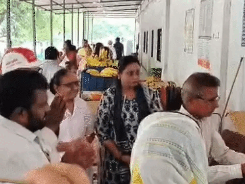 सूरत के सरकारी हॉस्पिटल में समर्थकों ने इस तरह तस्वीर रखकर पूजा की। इसका वीडियो वायरल होने के बाद हंगामा मच गया।
