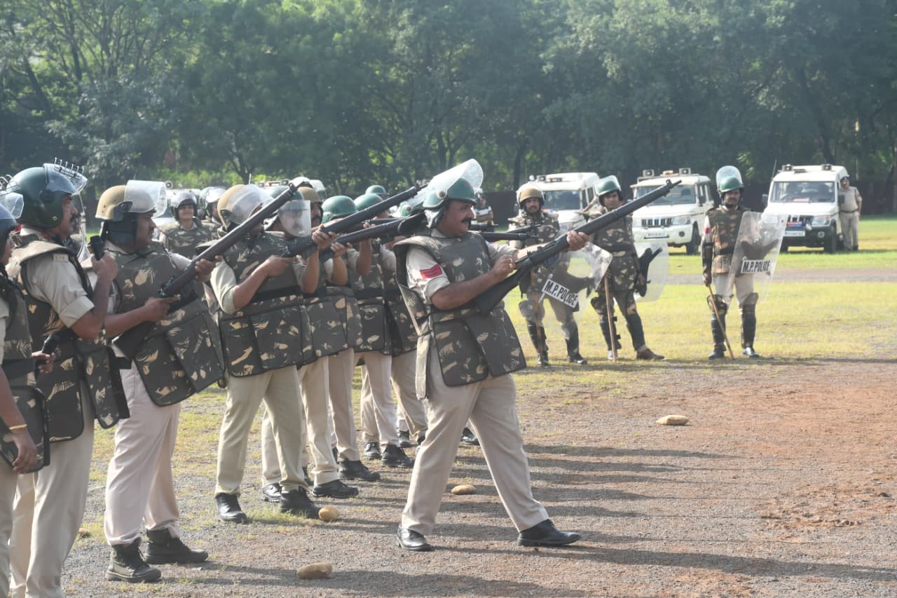 ड्रिल के दौरान पुलिस ने आंसू गैस के गोले भी दागे।