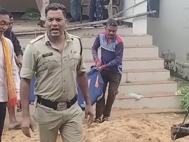 मौके पर पहुंची पुलिस ने शव को बाहर निकाला।