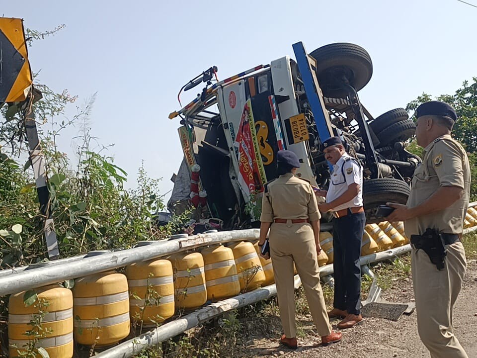 हादसे को लेकर छानबीन करने पहुंचे पुलिस अधिकारी।