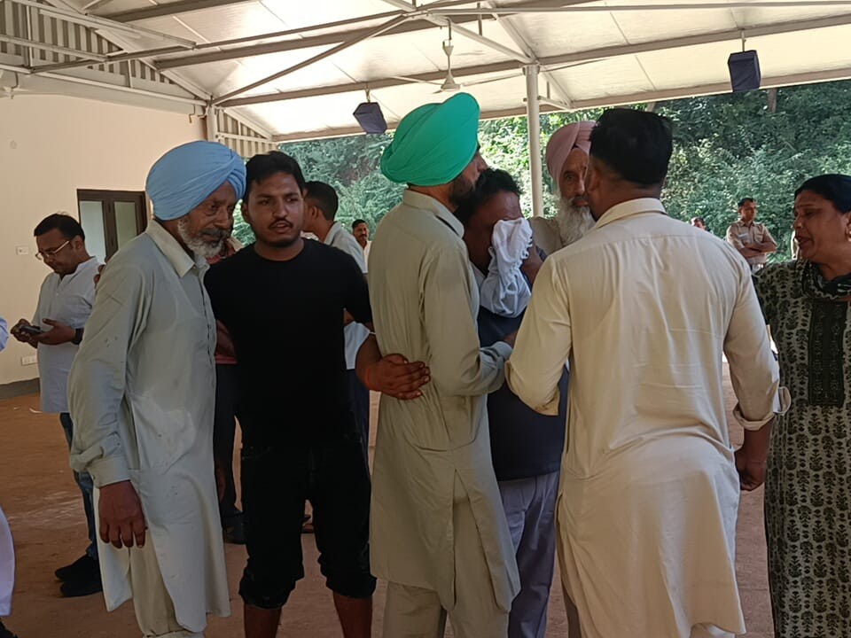 दो श्रद्धालुओं की मौत के बाद संगत का रो रोकर बुरा हाल है। लोग उनको संभालने में जुटे हैं।