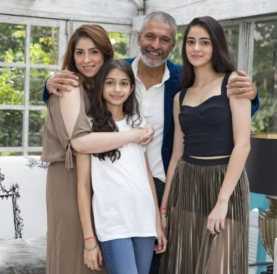 चंकी और भावना अपनी बेटियों अनन्या और रियासा के साथ मजबूत रिश्ता रखते हैं।