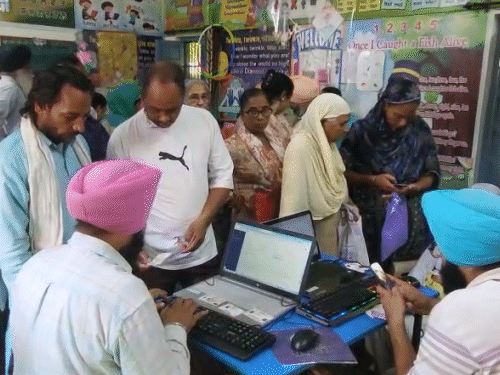 तरनतारन में लगाए कैंप में रजिस्ट्रेशन कराने पहुंचे लोग। - Dainik Bhaskar