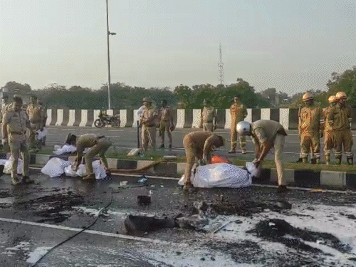 पुलिस मौके पर पहुंची और शवों को मोर्चरी में रखवाया। शव पूरी तरह से जलकर खाक हो चुके हैं। - Dainik Bhaskar