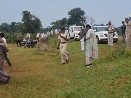 घटनास्थल पर जांच के लिए पहुंची पुलिस की टीम। पुलिस ने आरोपी को हिरासत में लिया है।