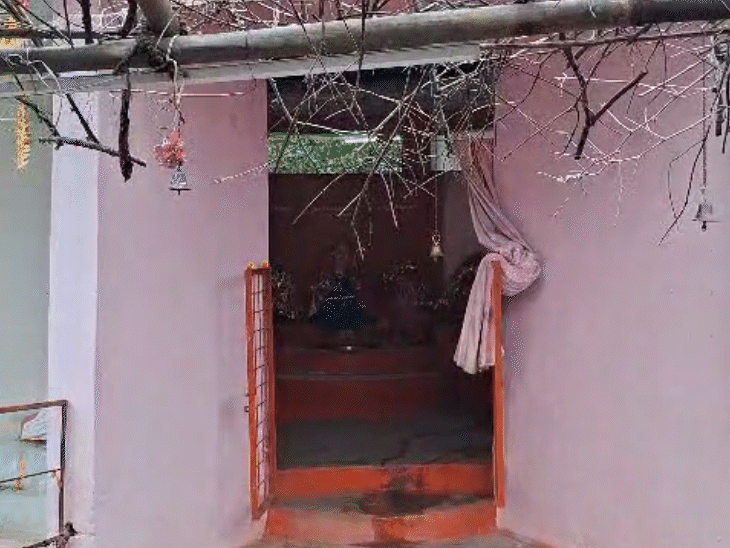 यहां किसी प्रकार का ताला या चाबी नहीं लगती। मंदिर हमेशा खुला रहता है, ताकि भक्त किसी भी समय दर्शन कर सकें।