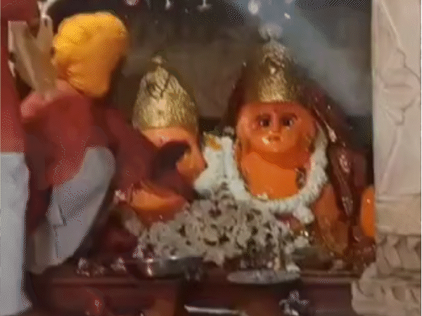 विवाहिता की गोद भरने पर ग्रामीण मंदिर में पालना चढ़ाते हैं।
