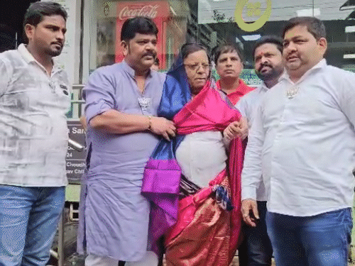 पागरे को साड़ी पहनाकर भाजपा कार्यकर्ताओं ने भाजपा जिंदाबाद के नारे लगाए।