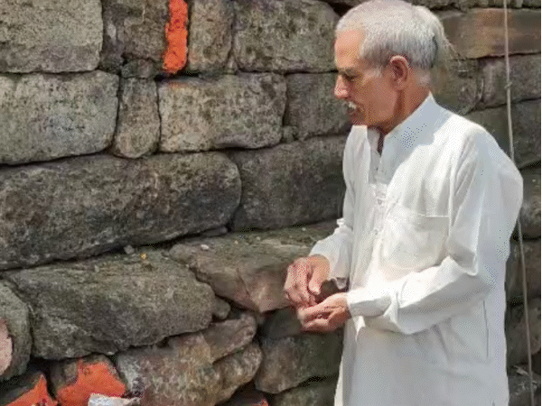 बराई माता मंदिर में चमत्कारी पत्थरों से चेचक का इलाज होता है।