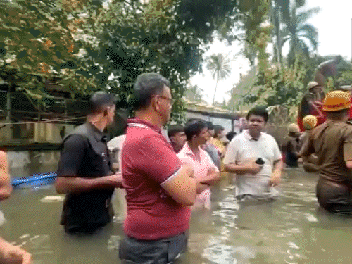 कोलकाता के गरियाहाट में मैंडविल गार्डन में जलमग्न सड़कों के बीच एक दुकान में आग लग गई।