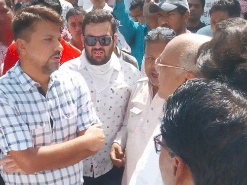 नगर निगम के सामने विधायक गैसावत धरने पर बैठे थे, इसी दौरान वहां पहुंचे SDM से उनकी नोकझोंक हो गई।