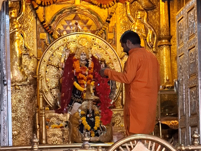 भक्त यहां अपनी मनोकामना नारियल पर लिखकर चढ़ाते हैं।
