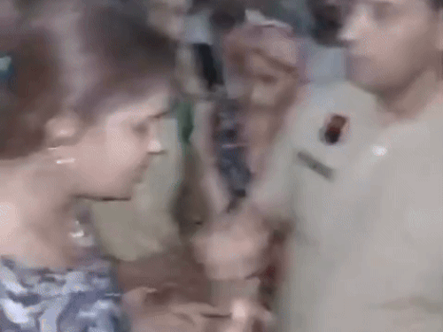 देर रात पुलिस और परिजनों के बीच होती नोकझोंक। - Dainik Bhaskar