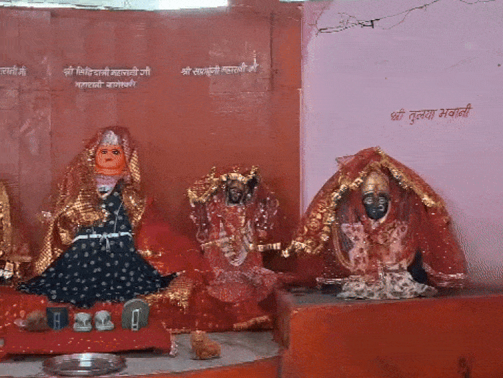मान्यता है कि यहां देवी को चप्पल, जूते, सैंडल अर्पित करने से वे प्रसन्न होती हैं।