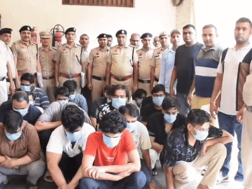 साइबर पुलिस की ओर से पकड़े गए आरोपी।