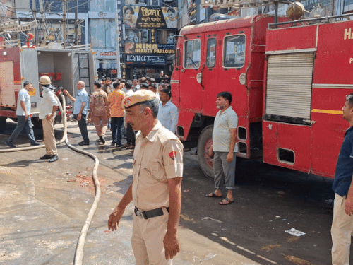 आग लगने के बाद मौके पर पहुंची दमकल की गाड़ियां।