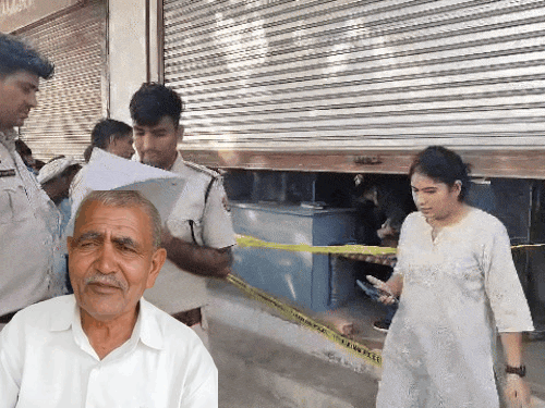 हत्या के बाद जांच करती फोरेंसिक टीम, इनसेट में मृतक रोशन लाल की फाइल फोटो। - Dainik Bhaskar