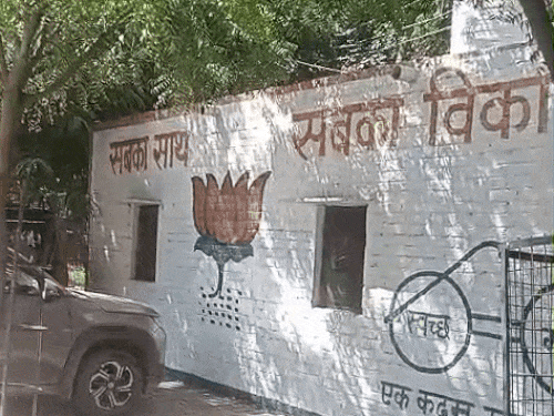 मंत्री राव नरबीर सिंह की कोठी के इसी गेट पर जगबीर सिंह की तैनाती थी।