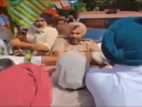 The farmers with the police and DSP Mandeep Kaur interacting with the media and informing them about the incident.