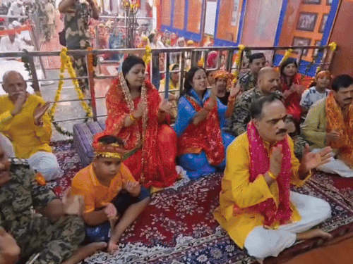 मंदिर में आरती के दौरान उमड़ा भक्ति-भाव।