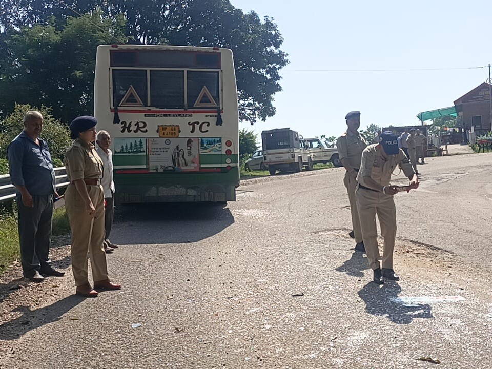हादसे के बाद खड़ी बस और मौके पर छानबीन करते हुए पुलिस की टीम।