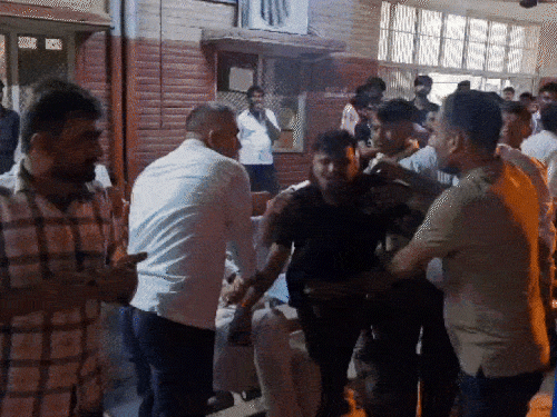 तस्वीर, 17 सितंबर की रात की है। जब चंपालाल के हमले के बाद अस्पताल में शराब कारोबारी खेताराम की मौत हो गई थी।