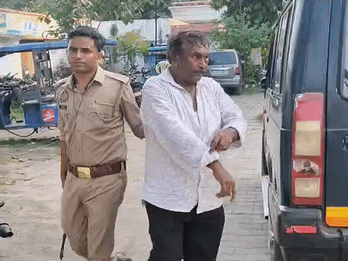 पुलिस ने आरोपी टीचर को टीचर को गिरफ्तार कर लिया है।